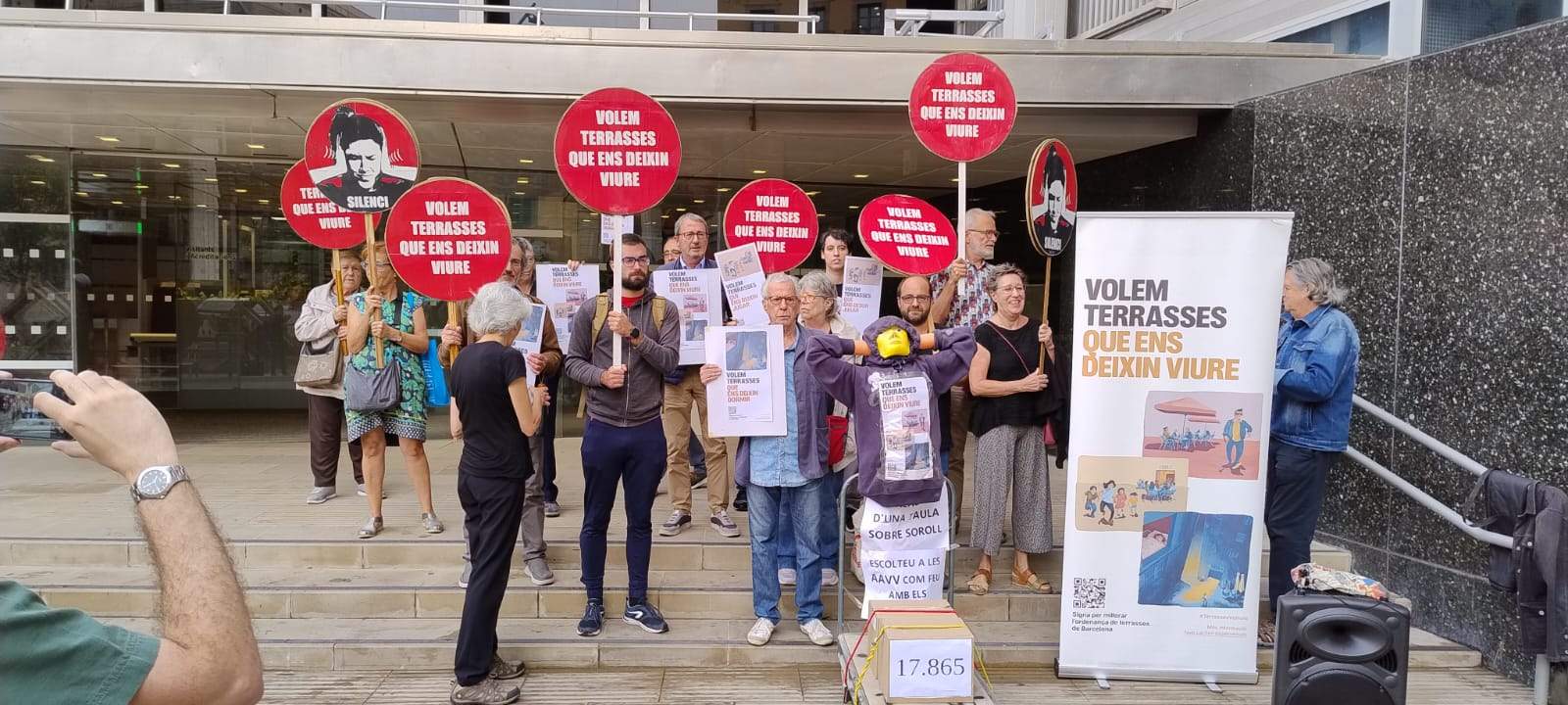 Guerra de signatures per regular les terrasses de Barcelona entre FAVB i Gremi de Restauració