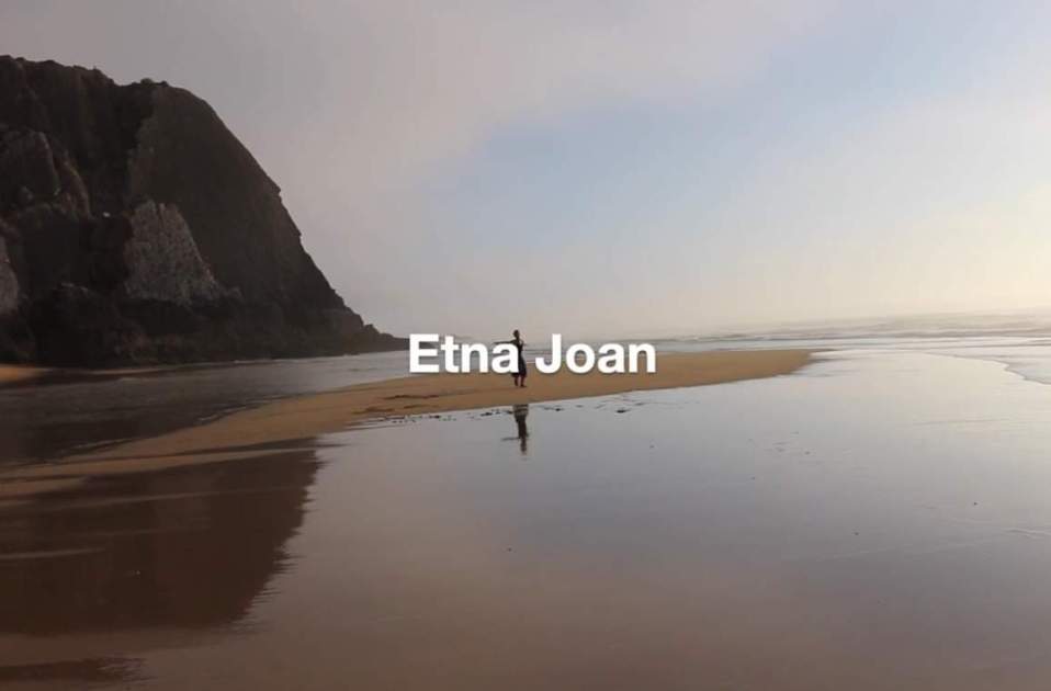 Etna Joan firma su cortometraje Crise, Youtube