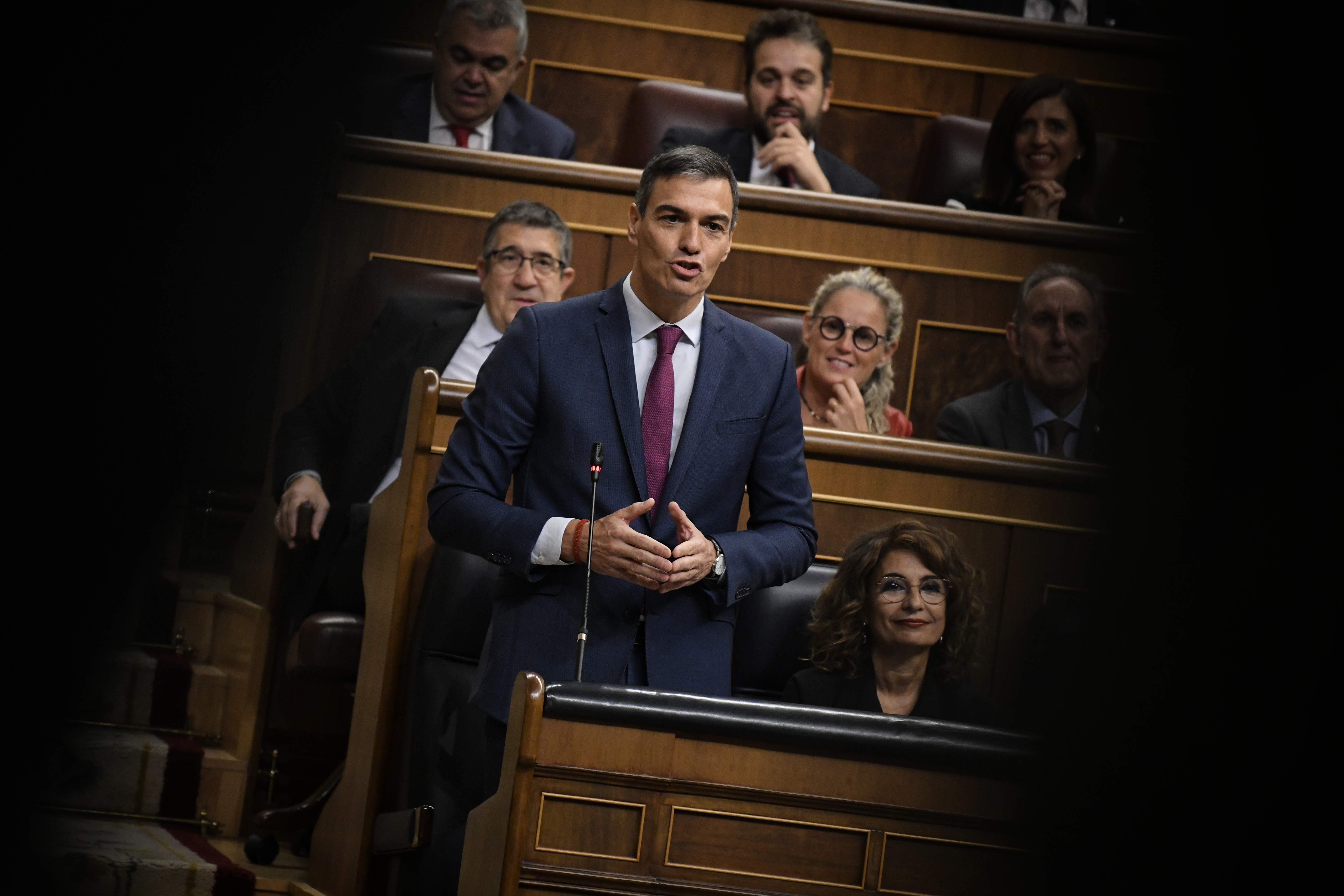 Sánchez se pelea con el PP por la corrupción mientras rebaja el tono con los socios: "Pido disculpas"