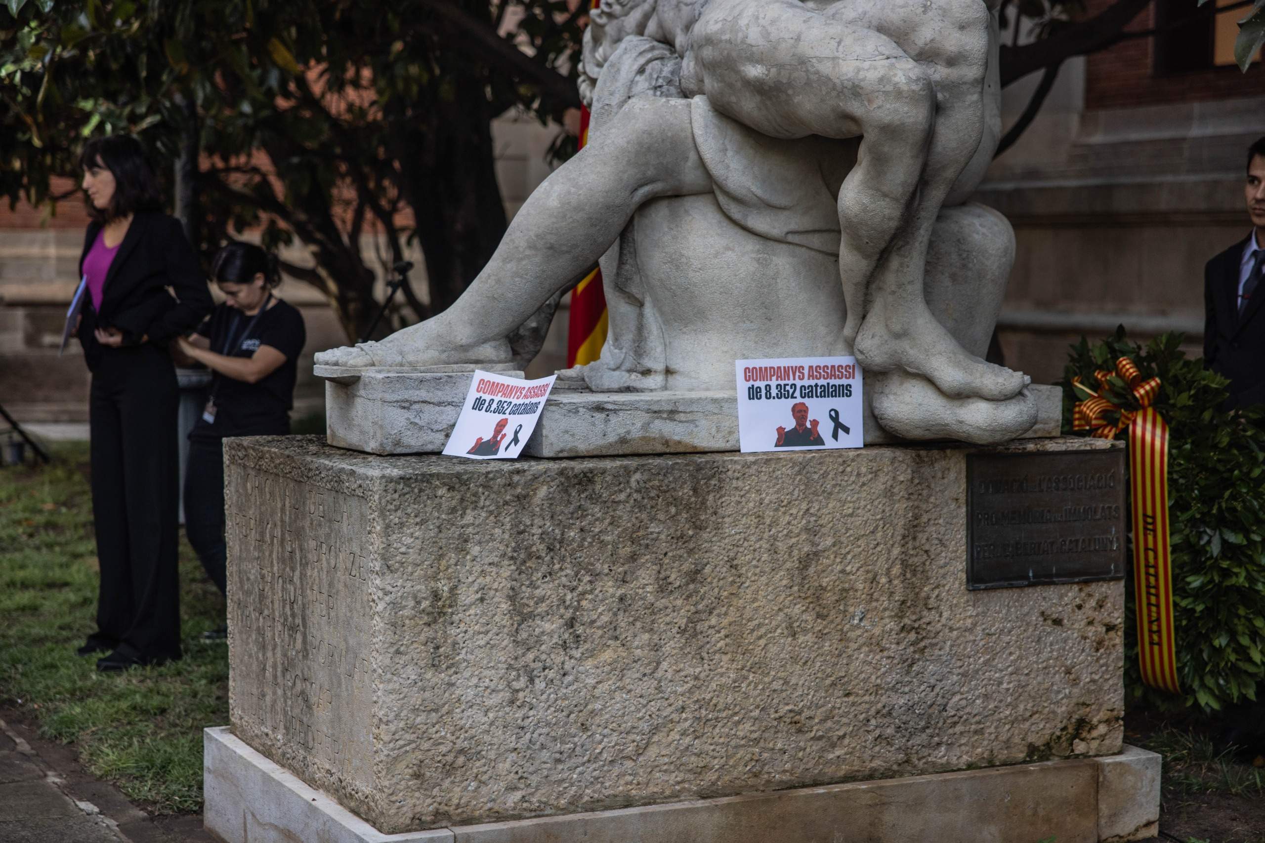 Los denigrantes carteles de Vox en la ofrenda floral del Parlament a Companys: "Asesino de 8.352 catalanes"