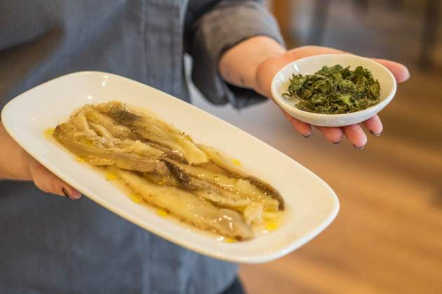 Para picar, buenas anchoas con pan con tomate al Alarido / Foto: Marta Garreta