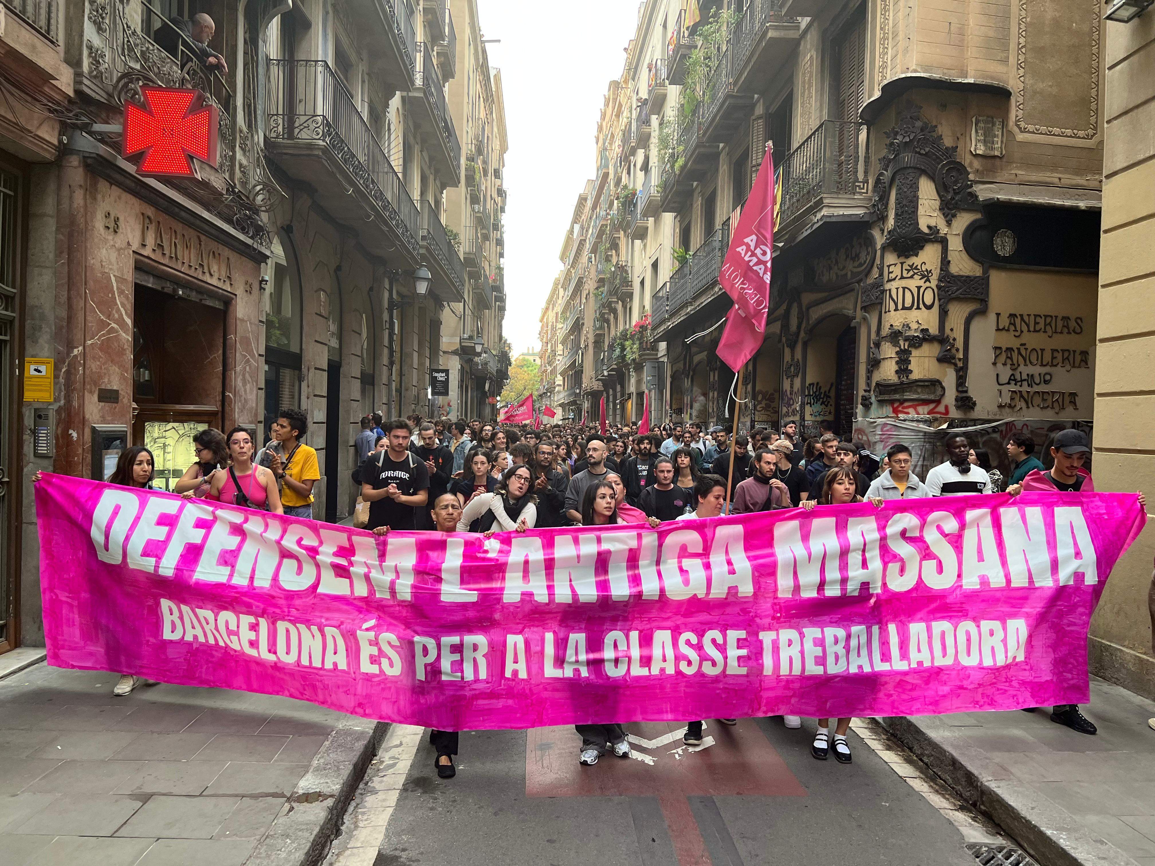 Protesta multitudinaria en el centro de Barcelona contra el desalojo de la antigua escuela Massana