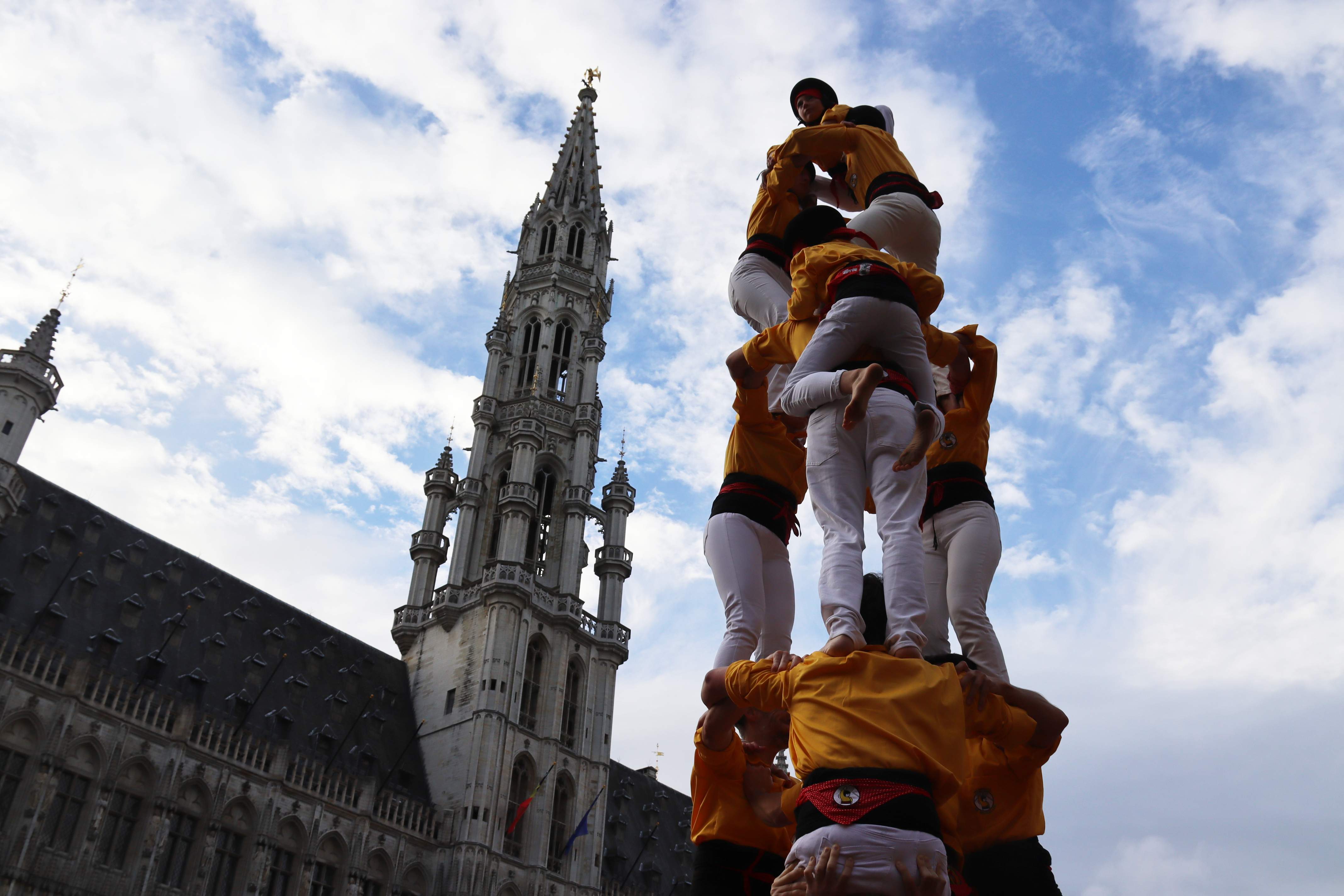 La colla castellera de los Mannekes de Bruselas se estrena en la Grand-Place de la capital belga