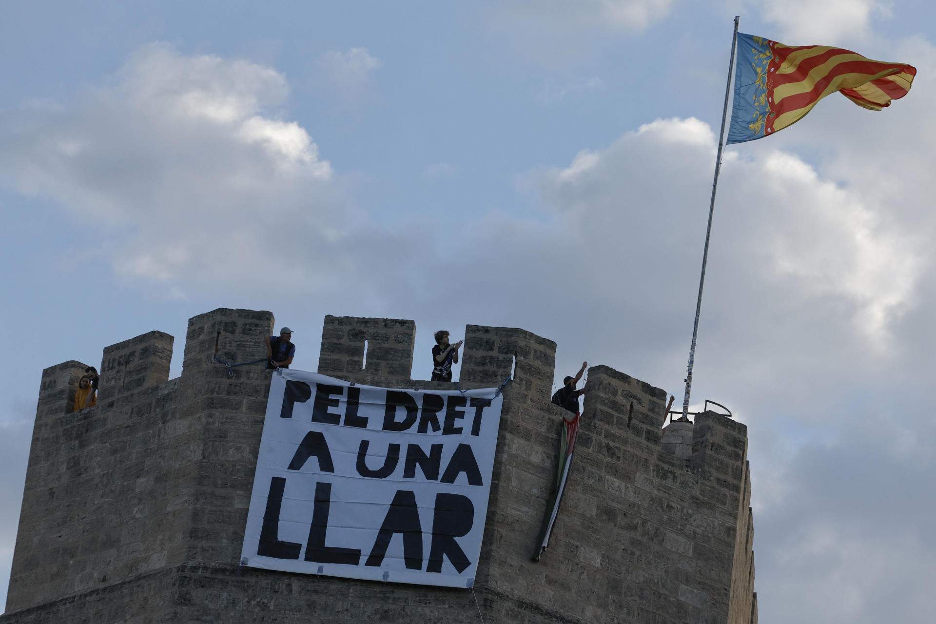 Manifestantes por la vivienda acampan en el centro de València: "Si no tenemos casa, ocupamos la plaza"