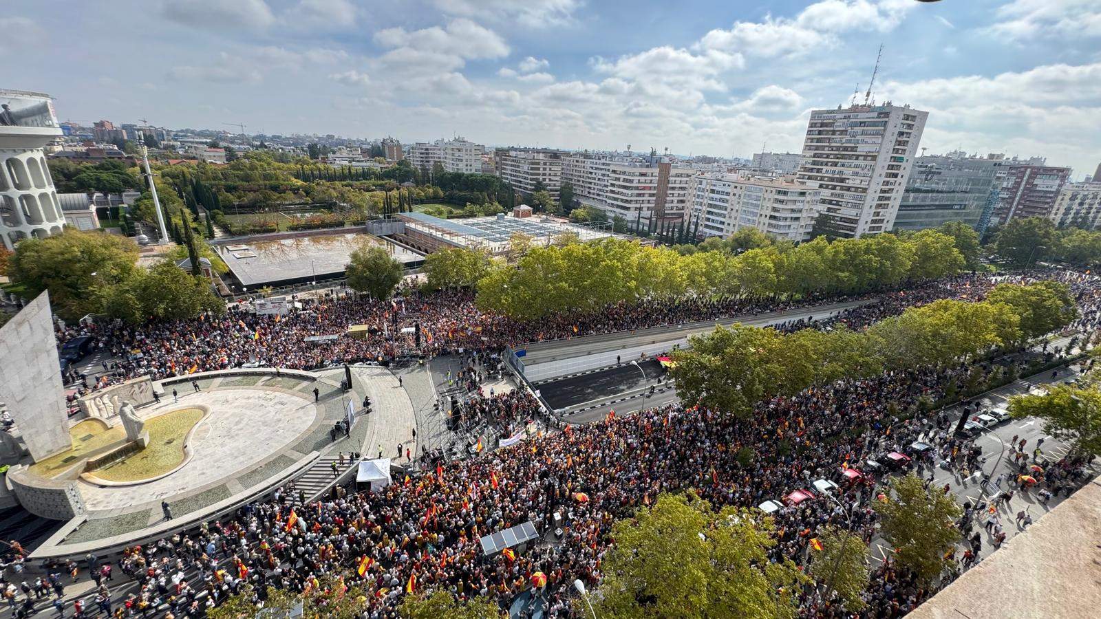 Miles de personas exigen a Sánchez que convoque elecciones: “Pequeño dictador” y “aprendiz de tirano”