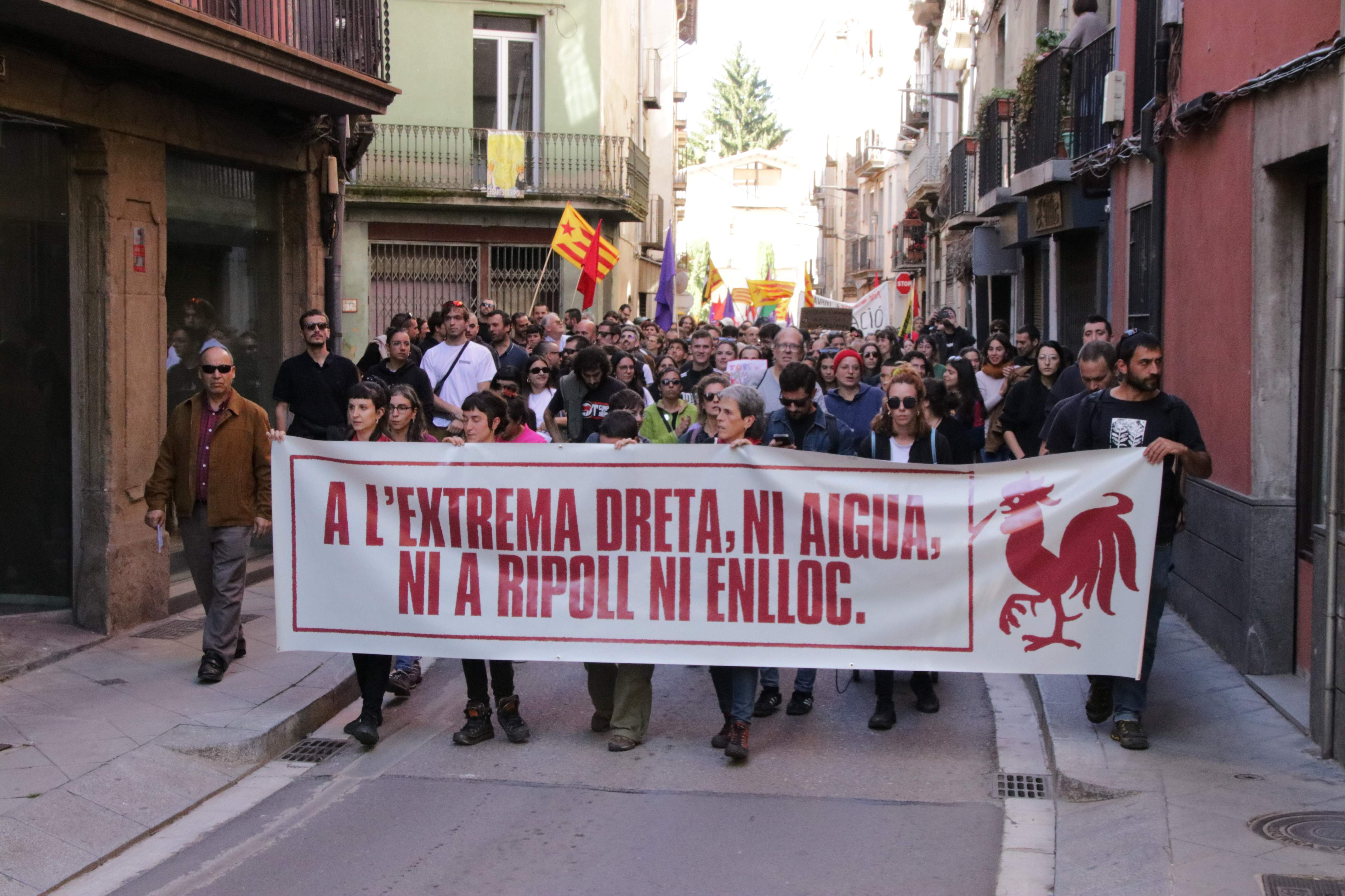 Un millar de personas protestan en Ripoll contra Orriols y la extrema derecha