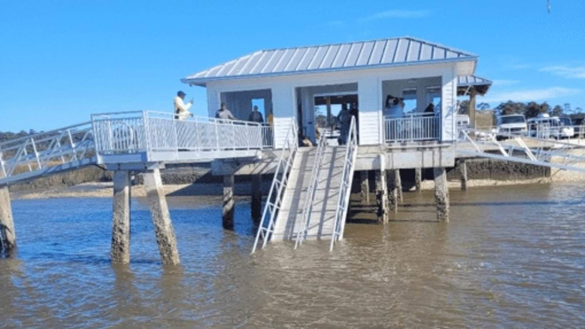 Mueren al menos siete personas al hundirse un muelle de ferry en la Isla Sapelo