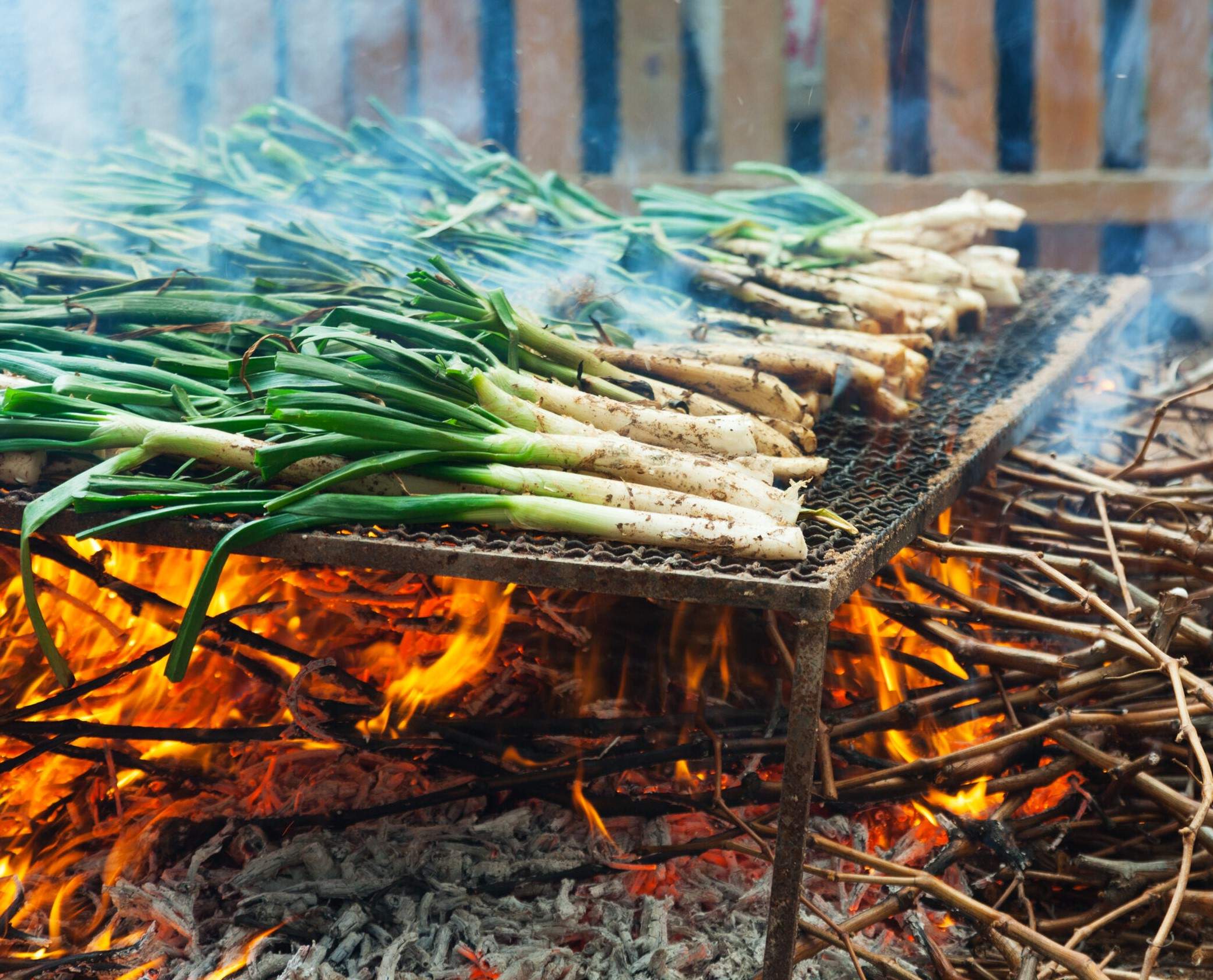 Vuelve la temporada de calçots: este es el auténtico ritual catalán para comerlos