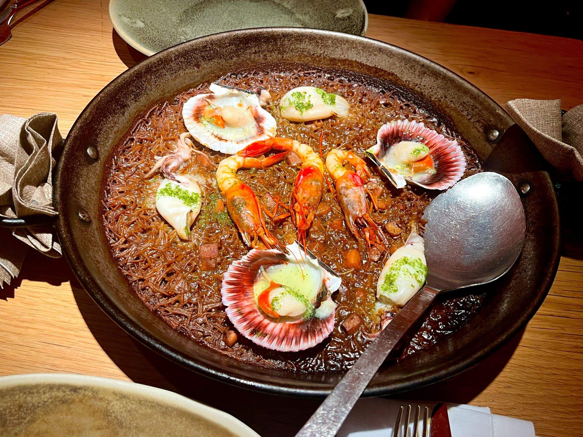 Un restaurant dins del Mercat del Ninot on menjar a tocar de les parades de tota la vida