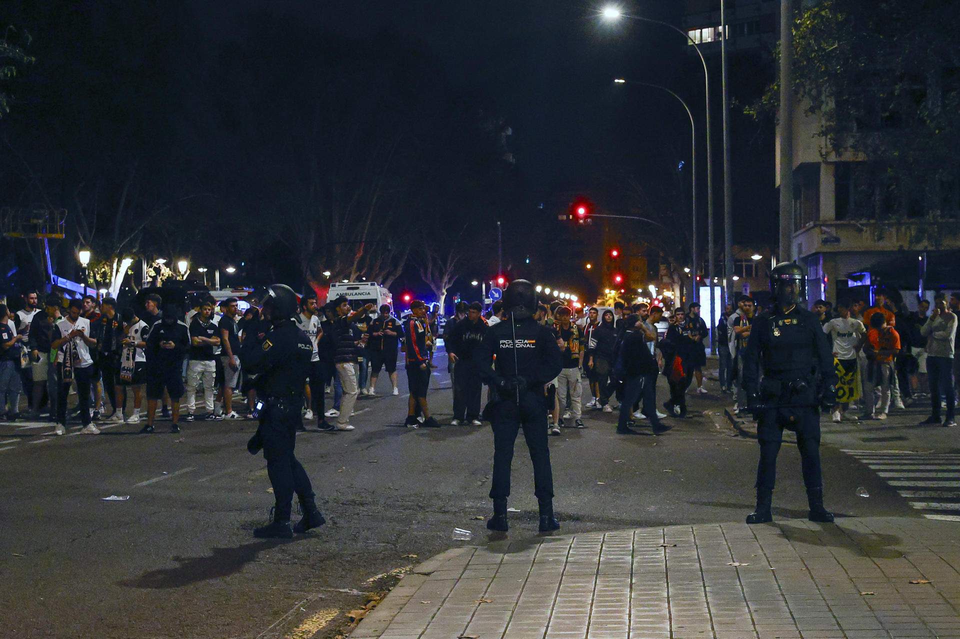 Una nueva derrota del Valencia provoca cargas policiales y contenedores en llamas como protesta a Peter Lim