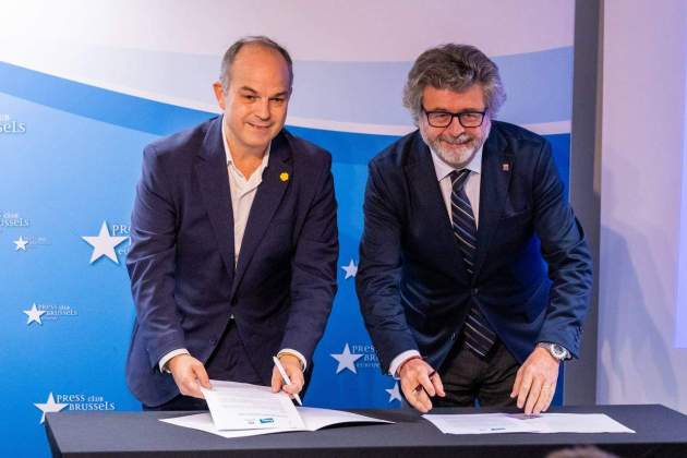 Jordi Turull i Antoni Castellà signant l'acord entre Junts i Demòcrates  / Junts