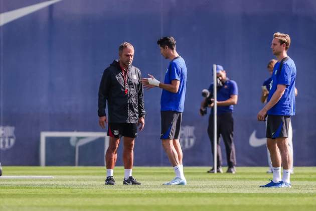 Robert Lewandowski i Hansi Flick, durant un entrenament amb el Barça / Foto: Europa Press