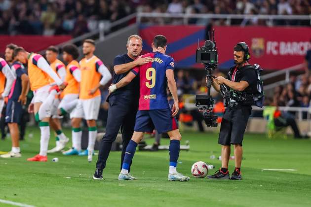 Robert Lewandowski y Hansi Flick durante un partido del Barça / Foto: Europa Press