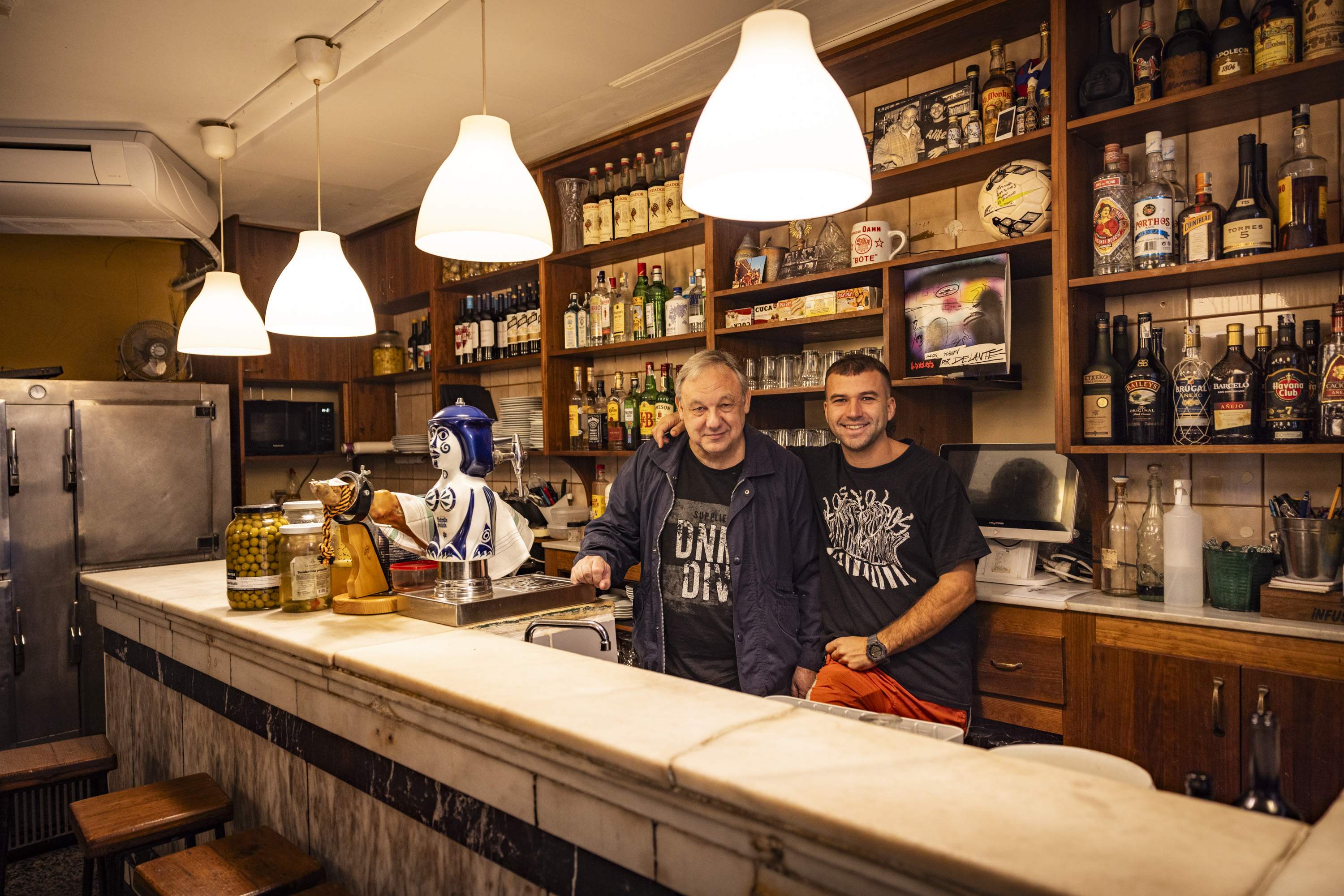 La bodega de El Raval que mantiene a la clientela de toda la vida a base de anchoas y buen jamón