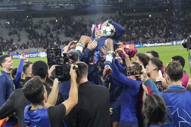 El Barça celebra la victoria en la Champios contra el Bayern en Montjuïc con hat-trick de Raphinha / Foto: EFE