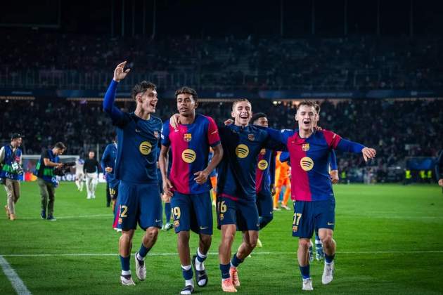 Lamini Yamal, Marc Casadó, Fermín López i Héctor Fort celebrin el triomf del Barça contra el Bayern / Foto: FC Barcelona