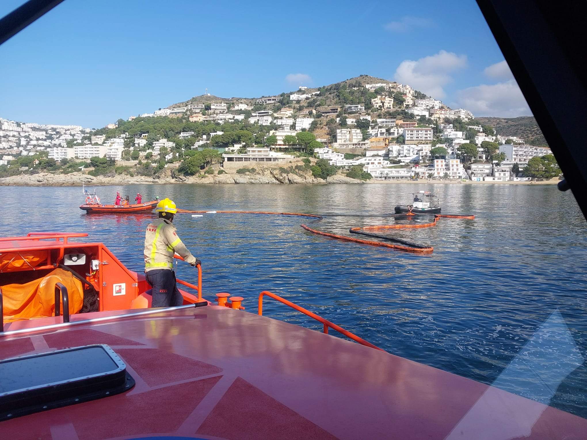 Un pesquero de 30 metros se hunde en Roses: escape de gasóleo cerca del puerto