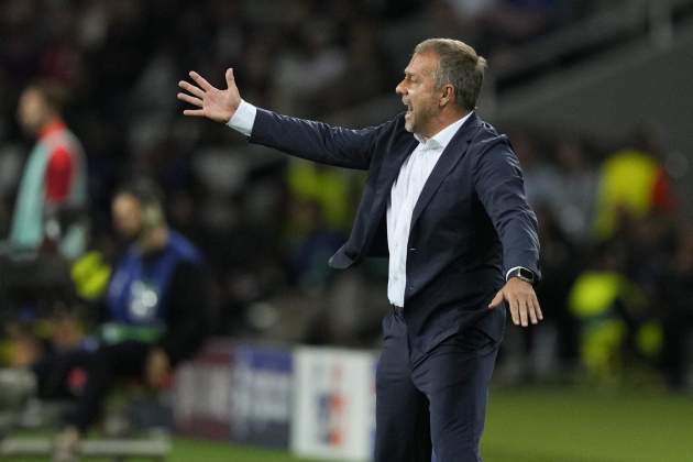 Hansi Flick donant instruccions durant un partit amb el Barça / Foto: EFE