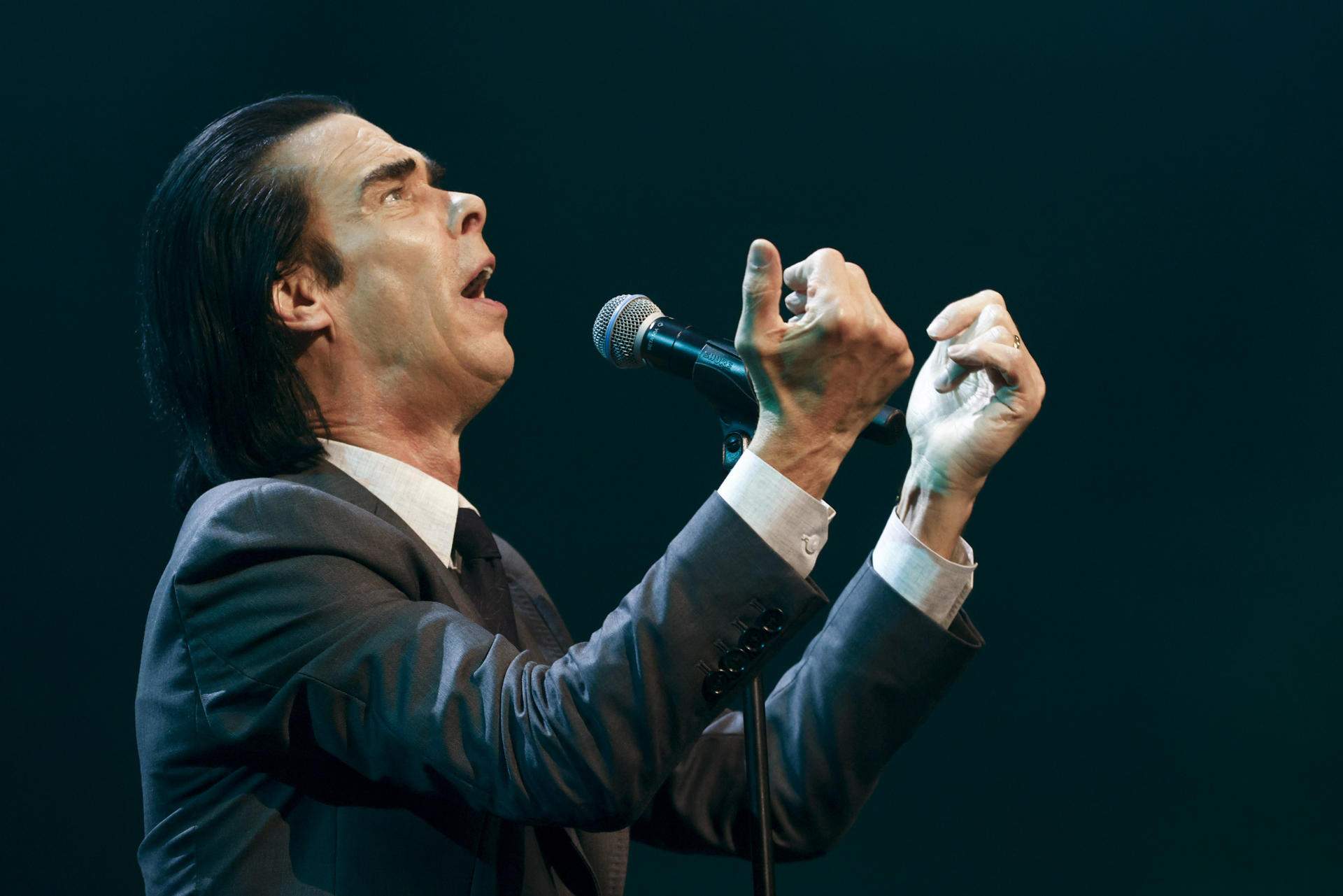 El vendaval de Nick Cave agita a sus fieles en Barcelona