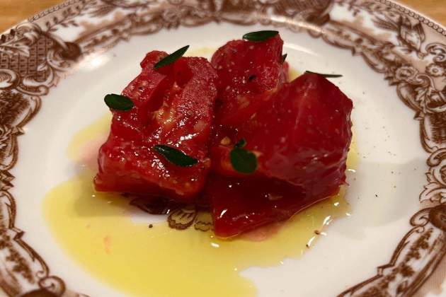 Tomate con sansho y karasumi El Agujero Rosa Molinero Trias