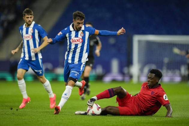 Javi Puado lluita una pilota durant l'Espanyol - Sevilla / Foto: EFE