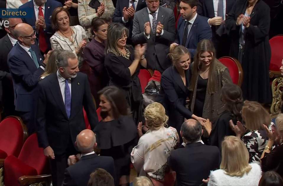 Leonor saluda sonriente a Paloma Rocasolano, TVE