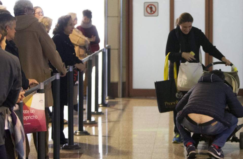 Carlota Corredera y marido en el aeropuerto, GTRES