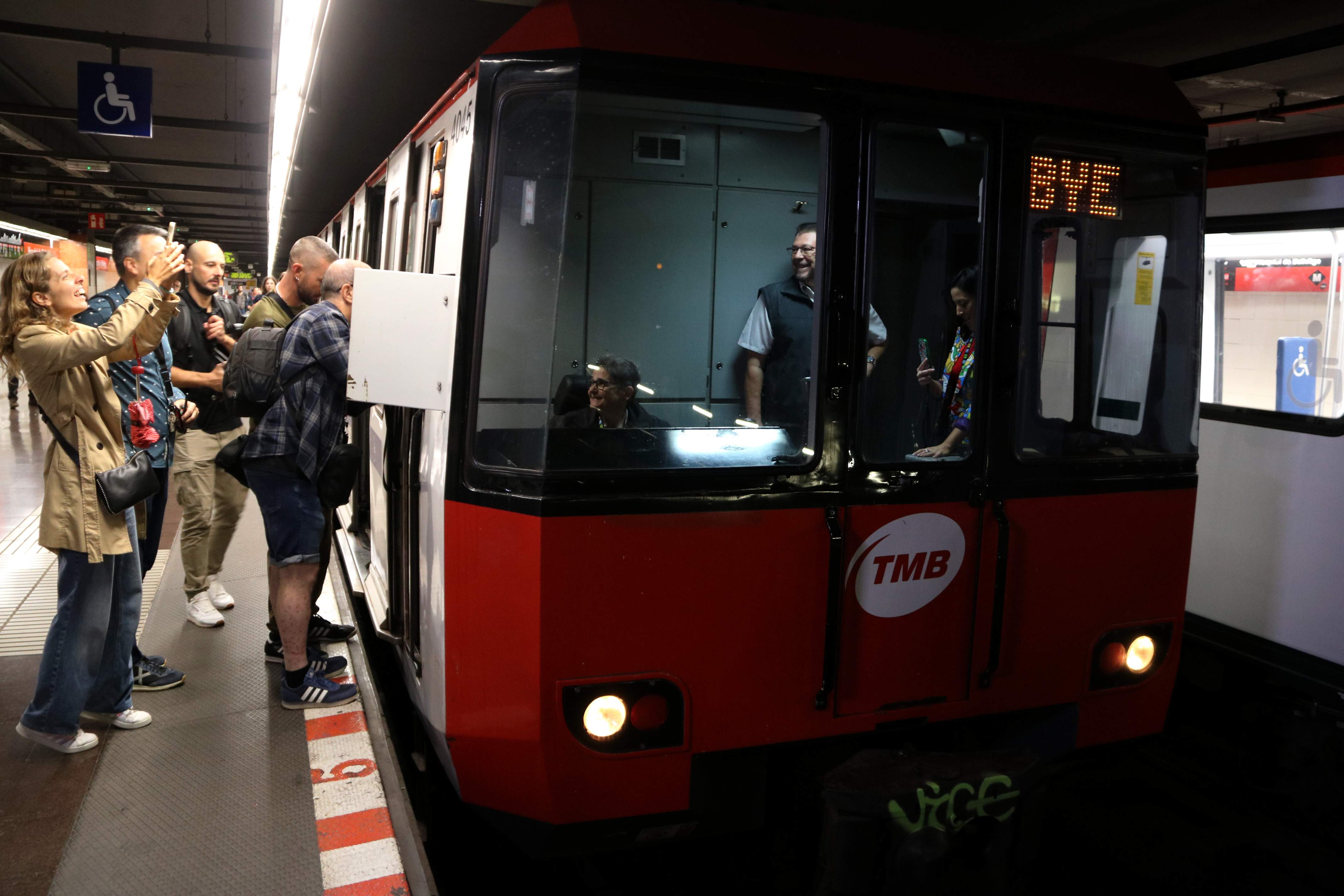 El metro de Barcelona retira l'últim tren amb amiant després de gairebé 40 anys de servei