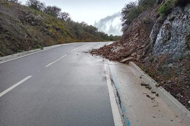 Desprendimiento en la T-701 en Cornudella de Montsant. Foto: Bomberos