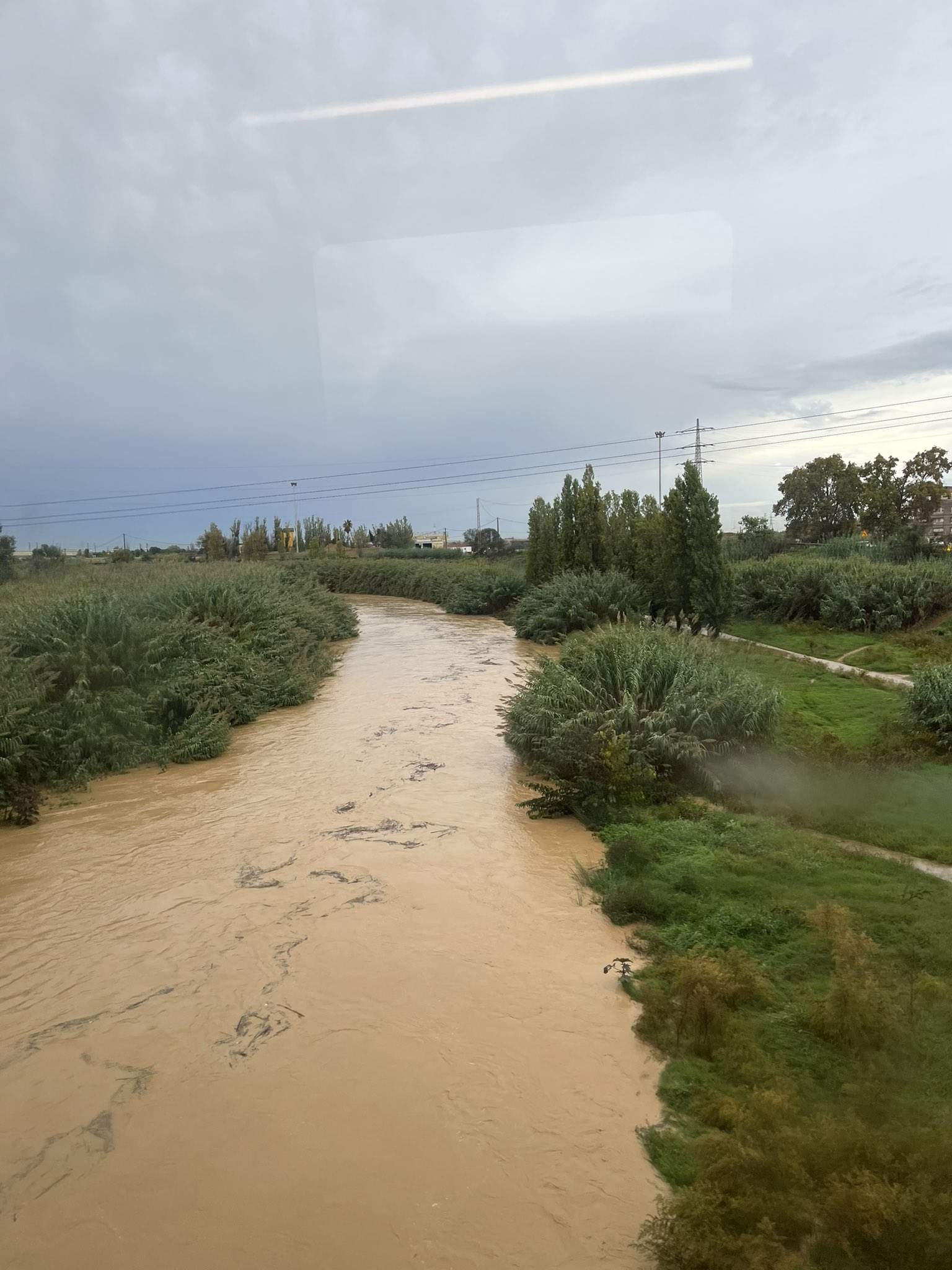 Peligro de desbordamiento en el Llobregat y el Ter: las lluvias multiplican su caudal