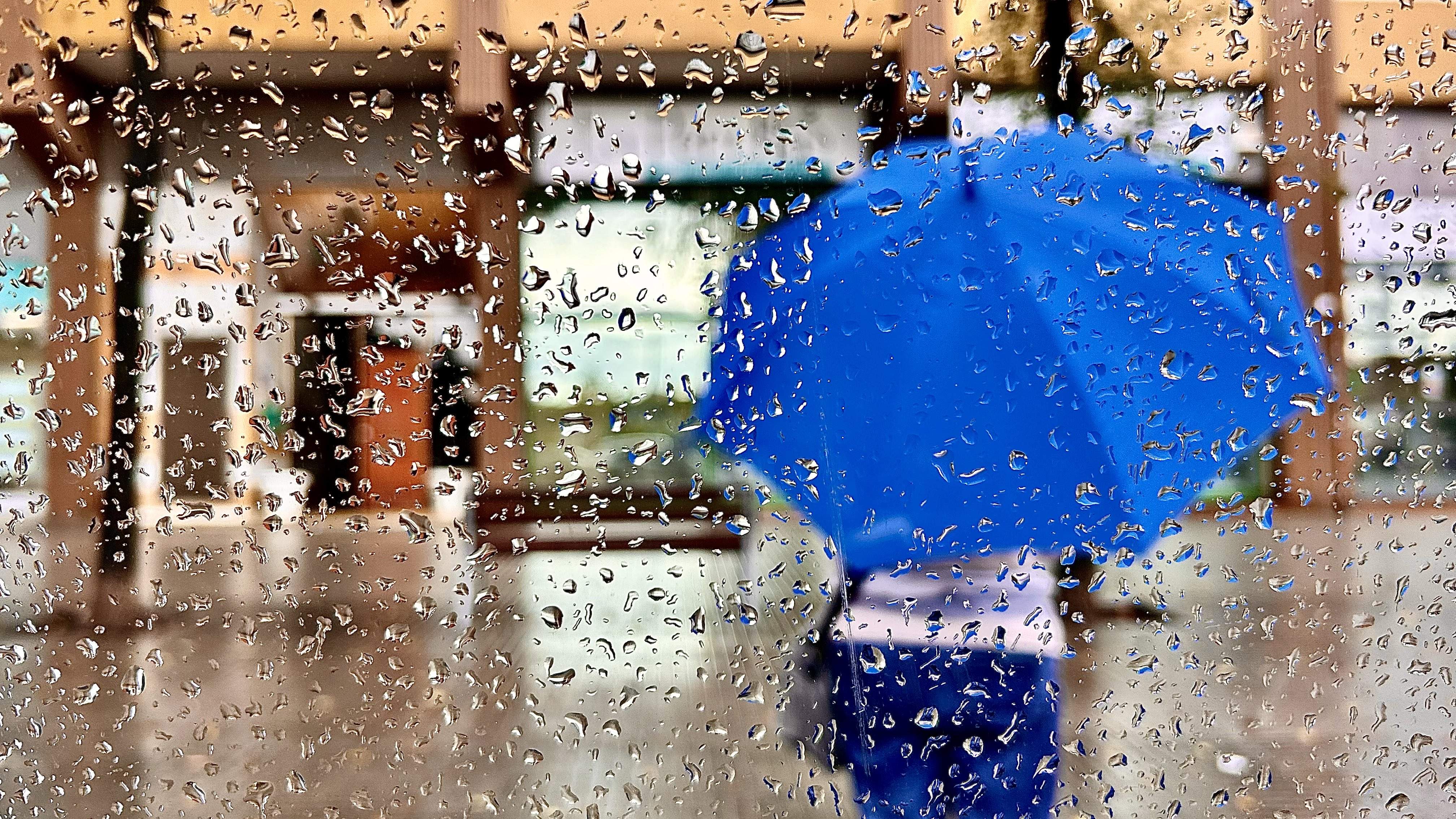 Tiempo de lluvias y paraguas en media Catalunya: llega una DANA poderosa