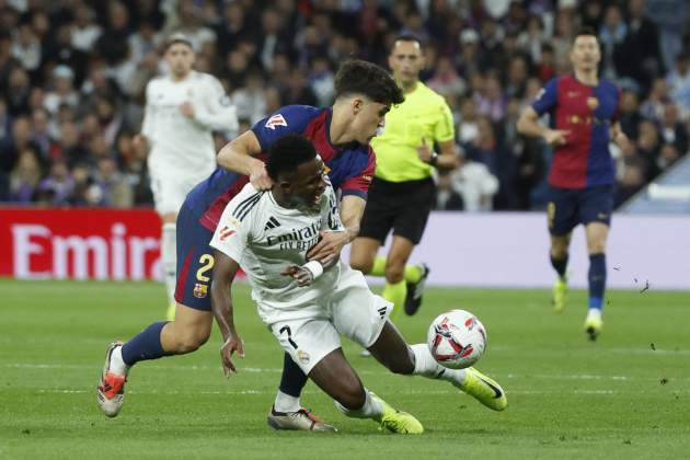 Pau Cubarsí Vinicius Júnior Real Madrid Barça / Foto: EFE