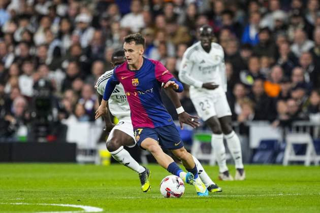 Marc Casadó controla la pilota durant el Reial Madrid - Barça del Santiago Bernabéu / Foto: Europa Press