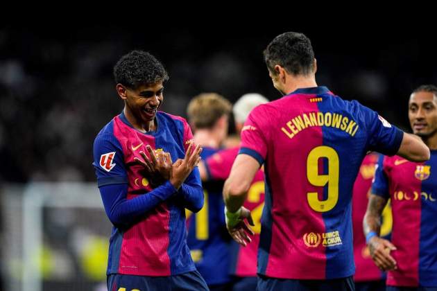 Lamine Yamal y Lewandowski celebrando gol / Foto: Euopa Press