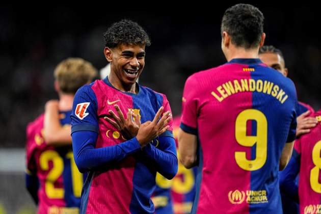 Lamine Yamal i Lewandowski celebren un gol del Barça al Clàssic / Foto: Europa Press