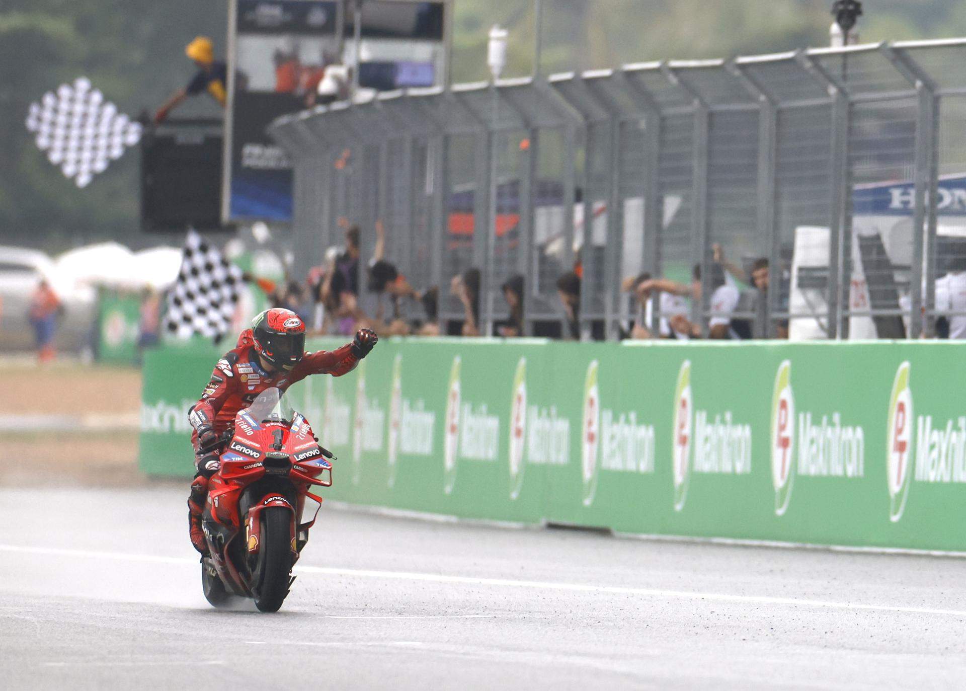 La serenidad de Bagnaia reina bajo la lluvia de Tailandia y demuestra que el Mundial todavía está vivo