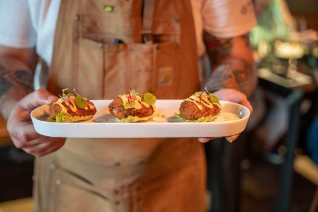 Croquetas de cerebrín de cordero rebozado sobre una hoja de lechuga con lima y mayonesa de sriracha del Sinofos Foto Jordi Domènech