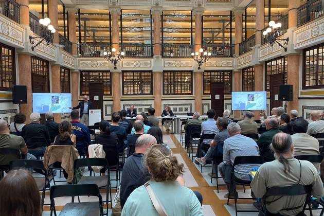 El doctor Jordi Serra Cobo durante la jornada 'Más de 70 años de investigación|búsqueda de quirópteros en la Red de Parques Naturales' Foto Diputación de Barcelona