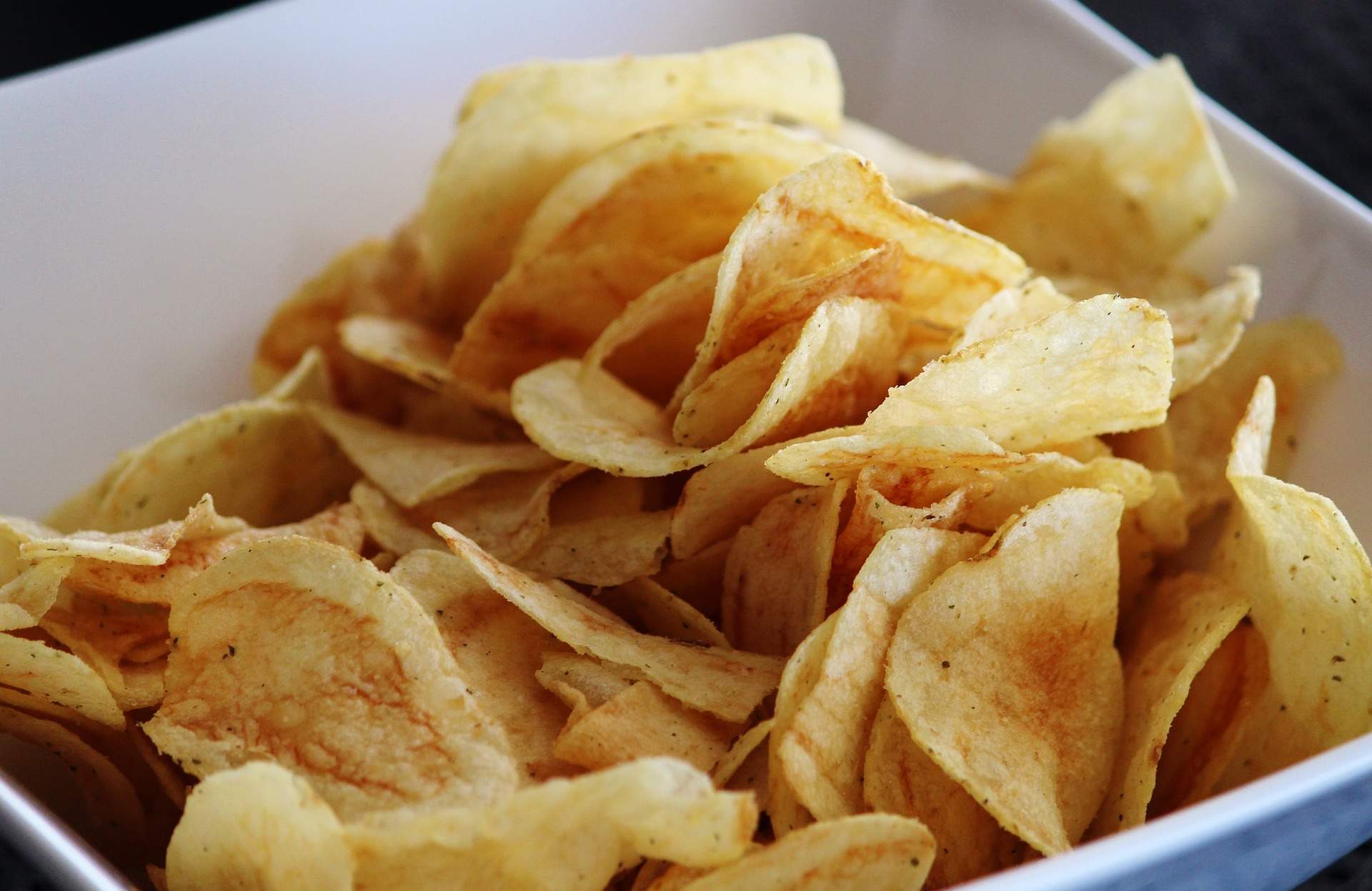 Alerta sanitària: quatre tipus de patates fregides d'un supermercat presenten fibres plàstiques