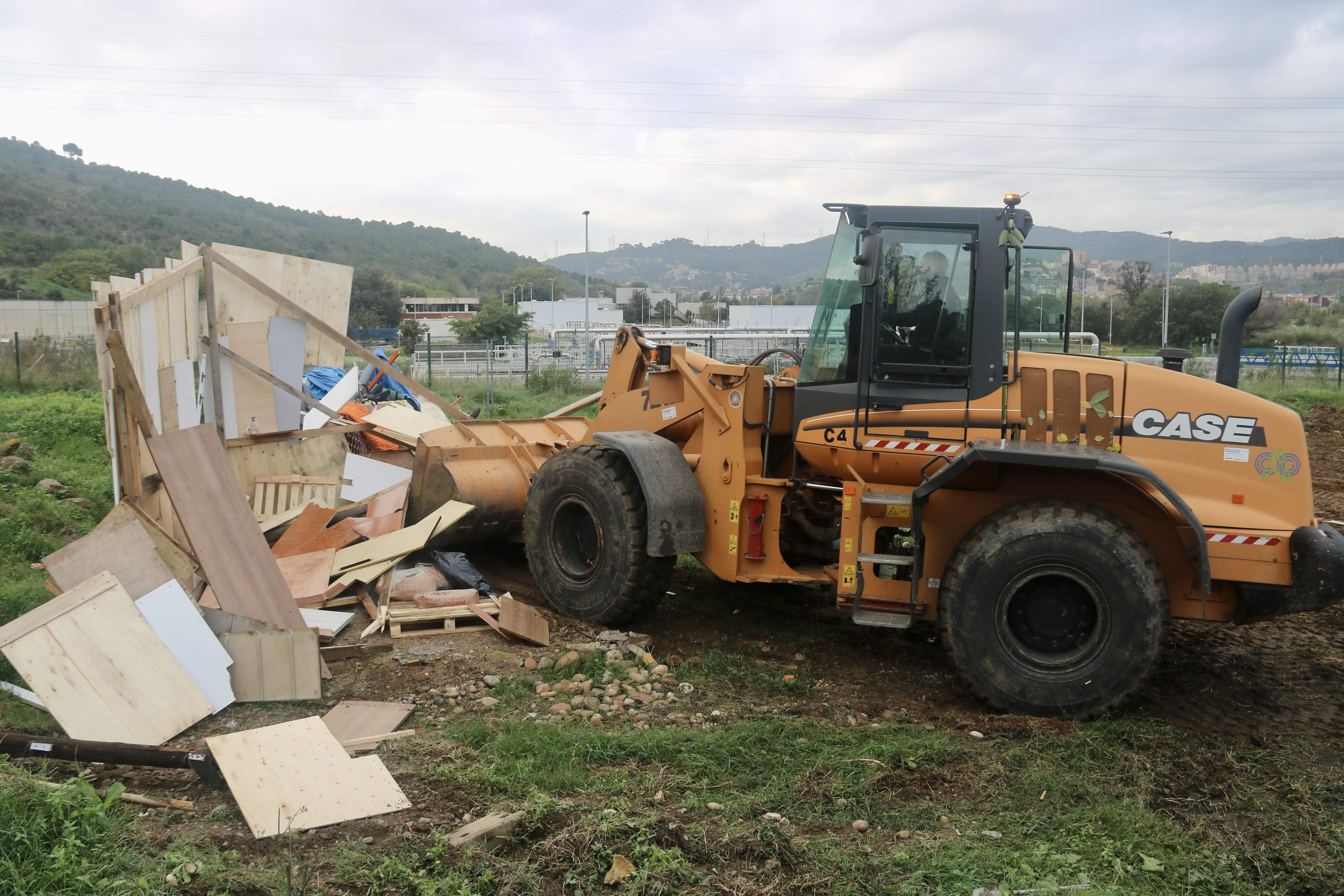 Desalojan y derriban una zona de barracas, algunas habitadas, de Montcada i Reixac