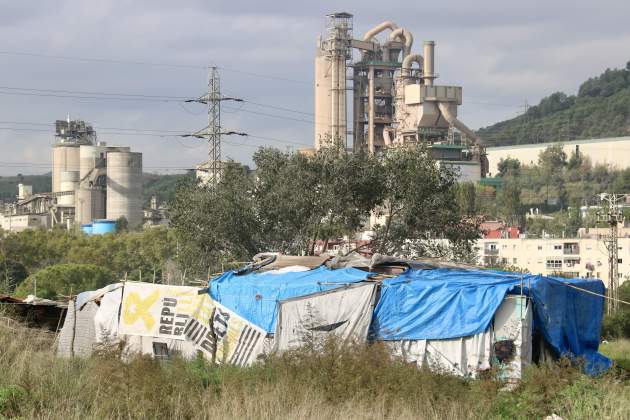 barraques fetes amb cartells independentistes