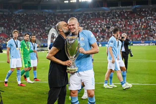 Erling Haaland i Pep Guardiola celebrin un títol amb el Manchester City / Foto: EFE