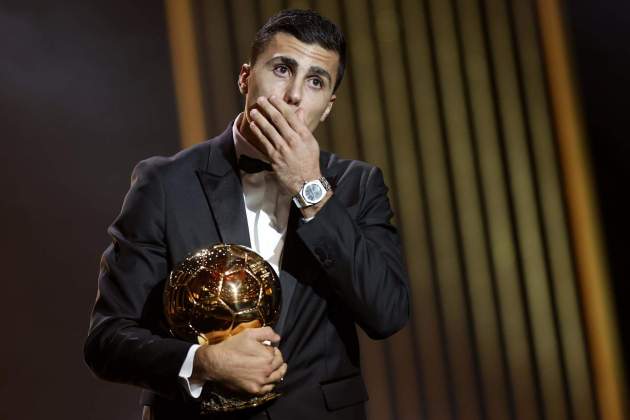 Rodri Hernández, emocionat després de rebre la Pilota d'Or / Foto: EFE