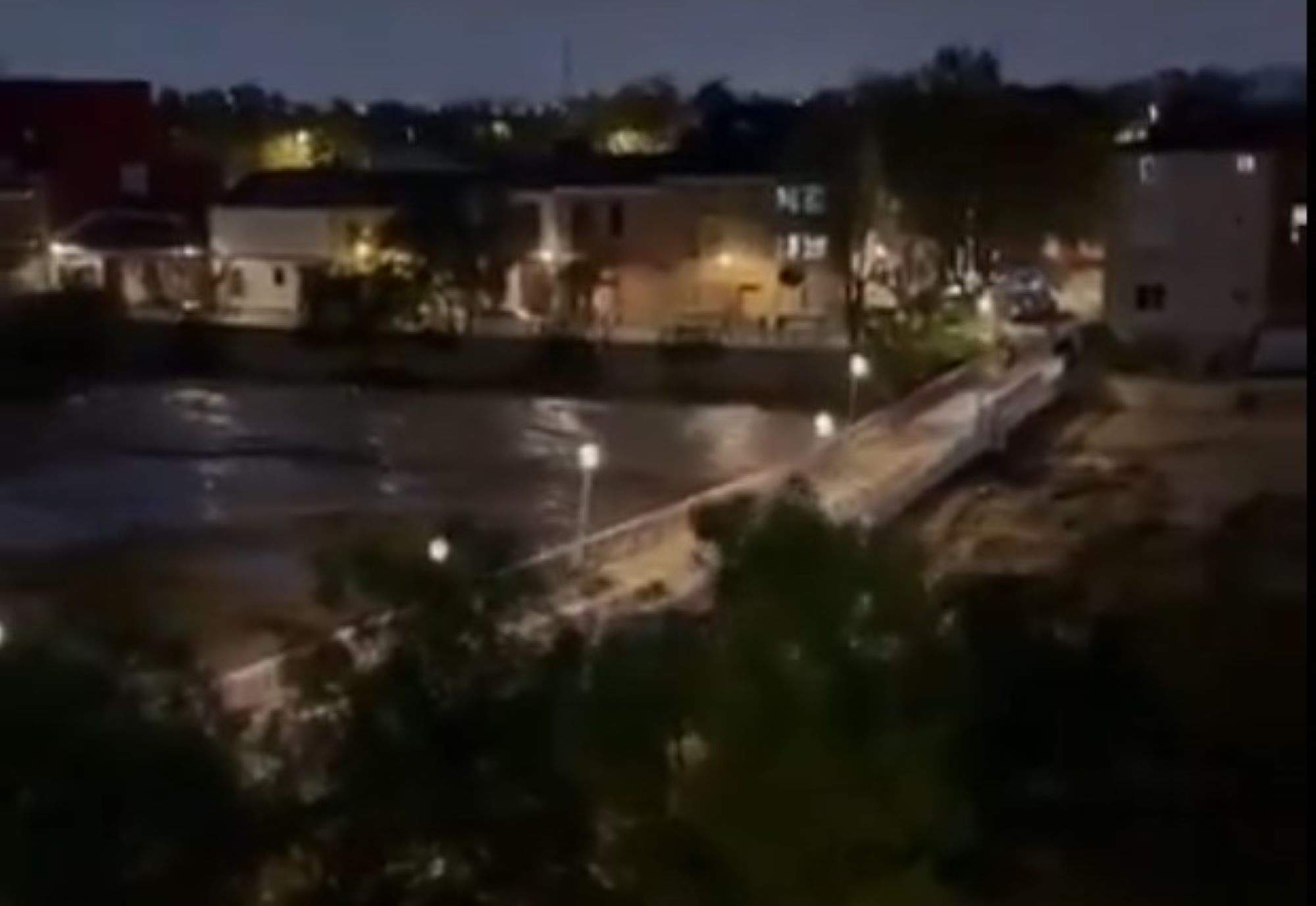 El agua destruye un puente en Picanya, en el País Valencià, y deja imágenes de terror