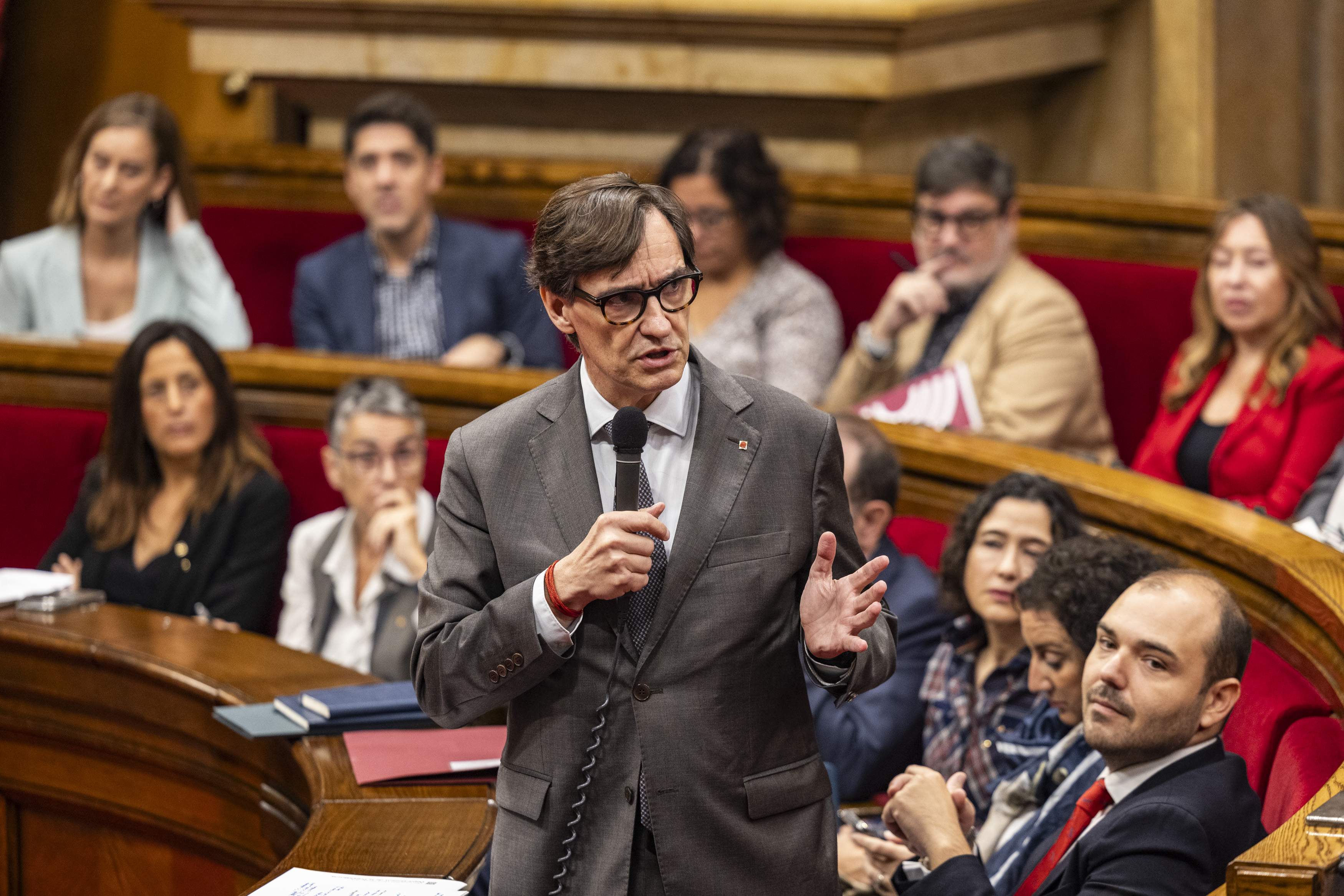 Illa ofereix tots els efectius de Catalunya als territoris tocats per la DANA i el Parlament suspèn la sessió