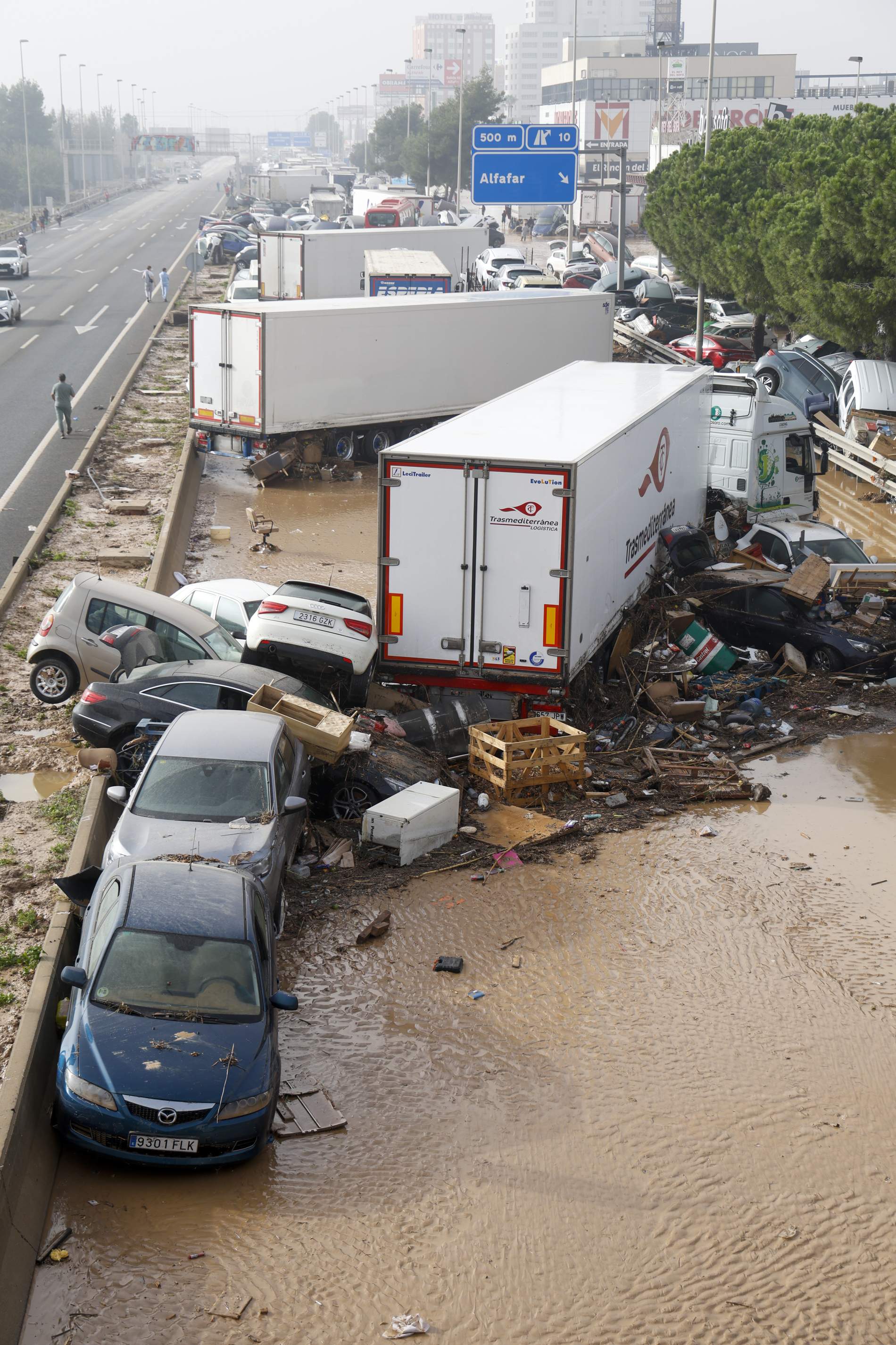 Imágenes dantescas de miles de coches arrastrados por el agua en las carreteras y pueblos destrozados