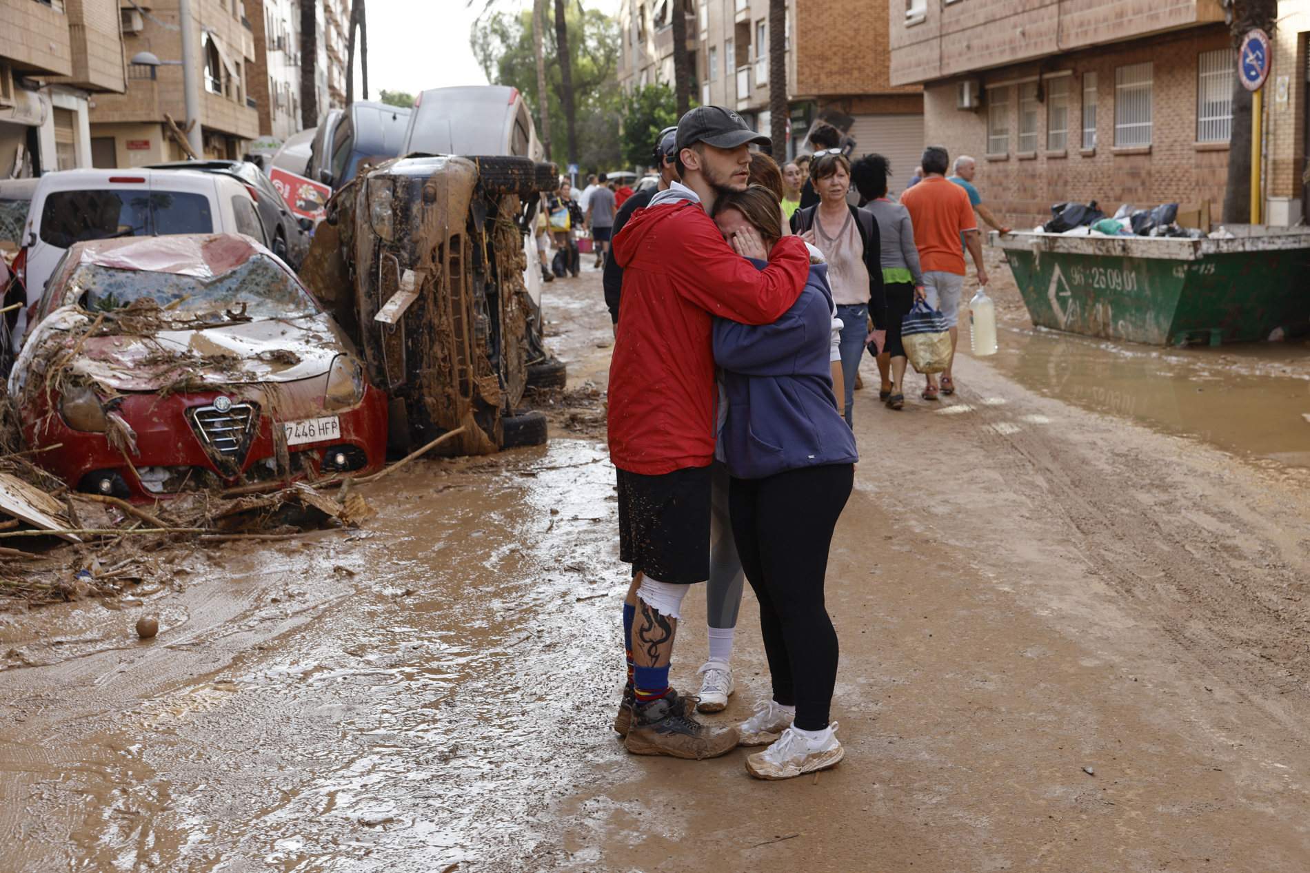 Solidaridad, esperanza y golpes de suerte en medio de la tragedia: "Apareció un brazo y la rescató"