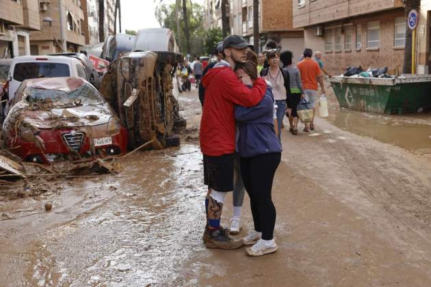 Dos persones afectades per la DANA (EFE)