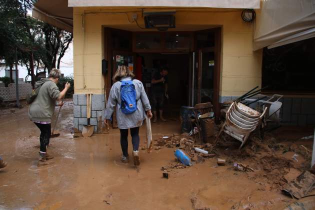 Els veïns de Picanya netegen el carrer