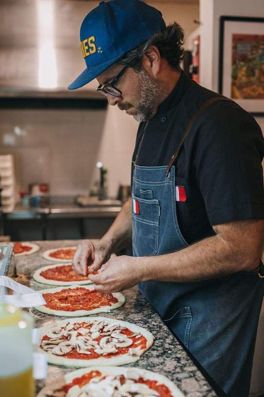 Héctor, pizzaiuolo de Calvari Pizza 2 – Calvari Pizza